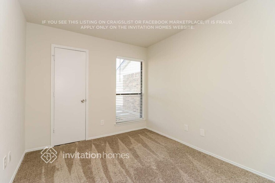 Building Photo - 410 Revolution Ln