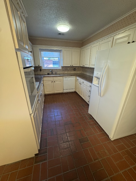 Building Photo - 2026 Harned Dr