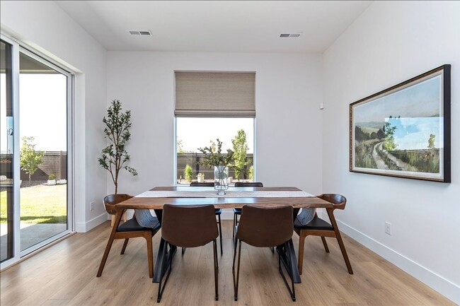 Building Photo - Custom Model Home on the Meridian Bluff