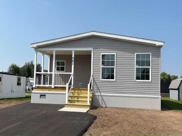 Building Photo - 261 Crestwood Dr