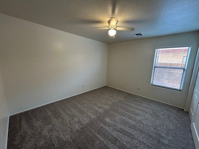 Building Photo - 8217 S 45th Ln