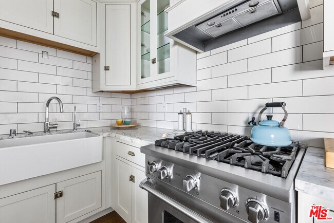 Building Photo - 1929 Tamarind Ave