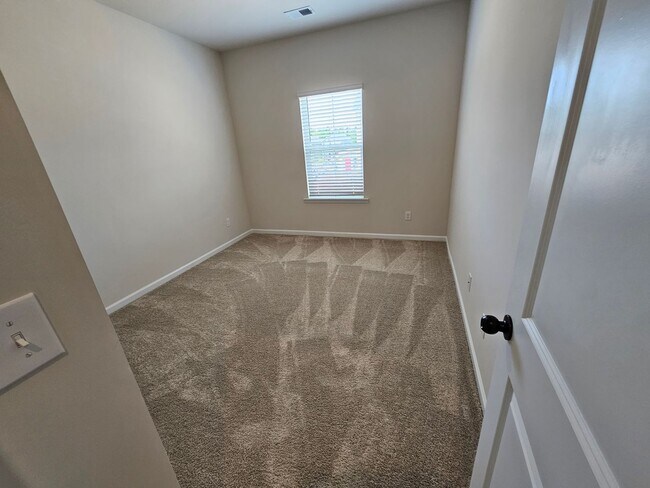 Building Photo - Like New Townhome in Mint Hill