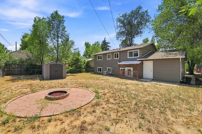 Building Photo - $2,095.95, 4 bed, 2 bath, located in Colorado Springs with a fenced-in backyard.
