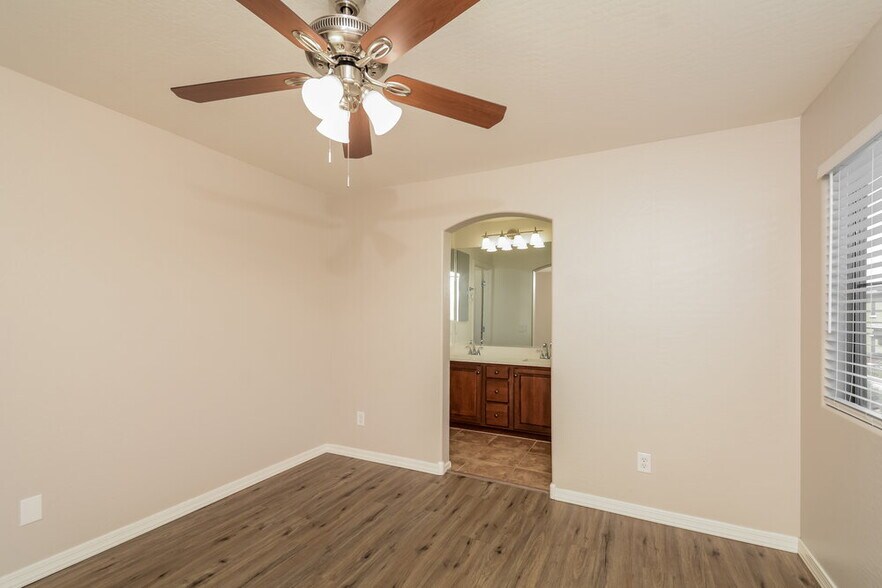 Building Photo - 14208 W Country Gables Dr
