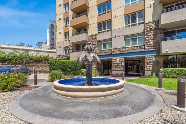 Building Photo - "Spacious, Sophisticated, Modern 3BR, 2BA Condo in the heart of downtown