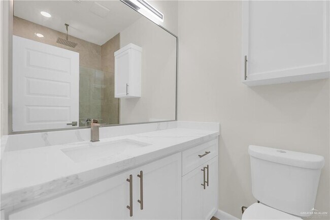 Building Photo - 18 E 24th St