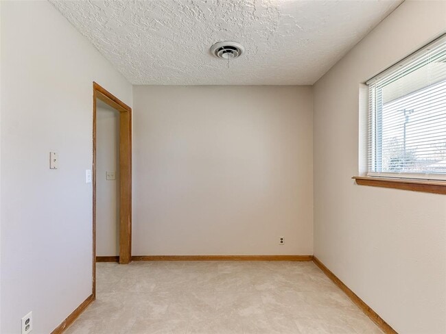 Building Photo - 214 Thompson Dr