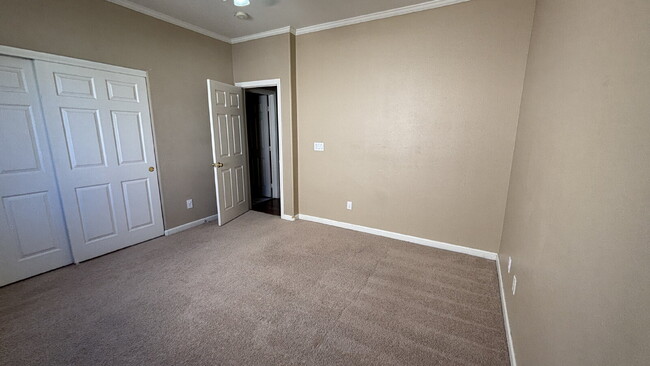 Building Photo - 3 BED, 2 bath, Single Story