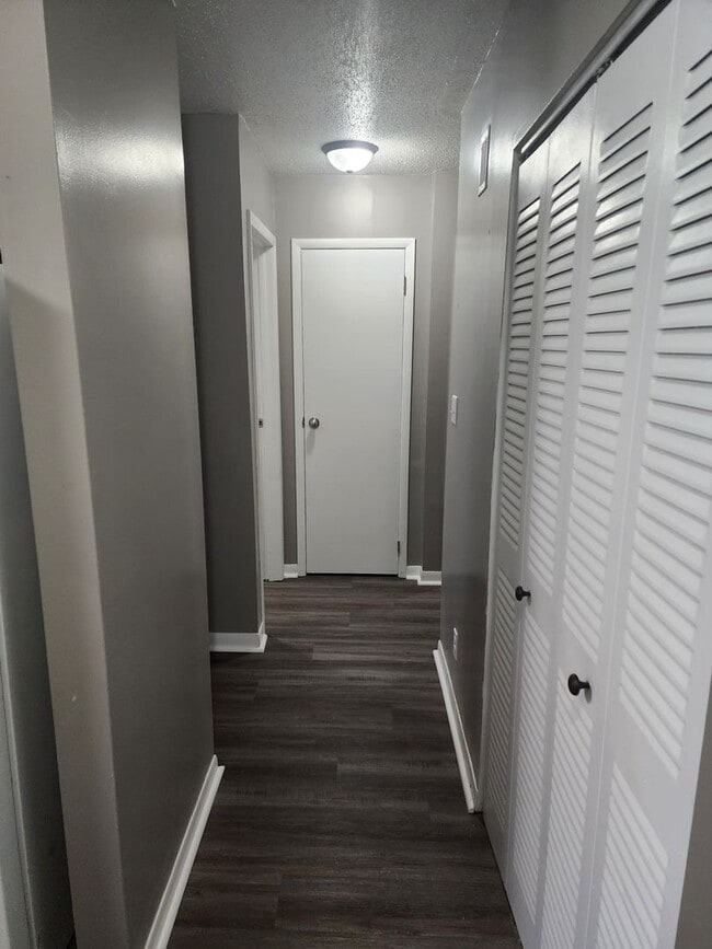 Building Photo - Newly updated 2 bedroom 1.5  bath