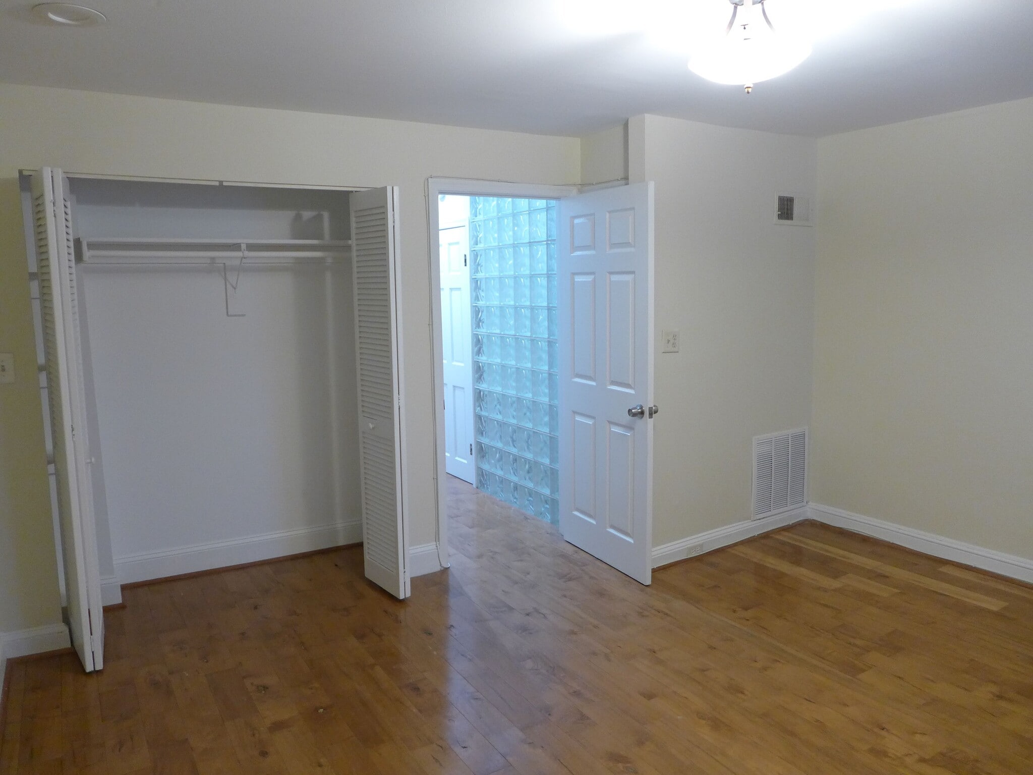 Building Photo - 1719 Saint Paul St