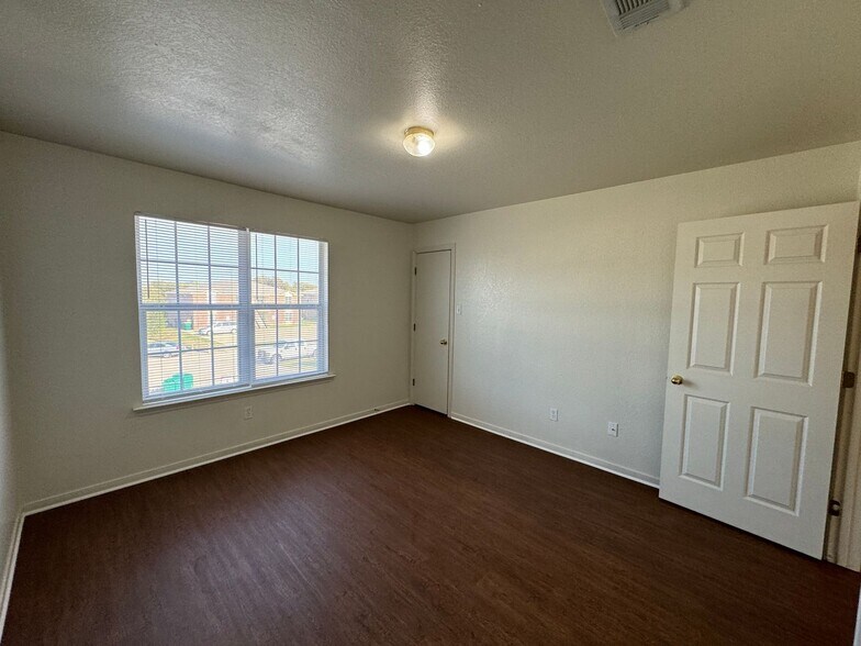 Building Photo - 404 Brittney Way