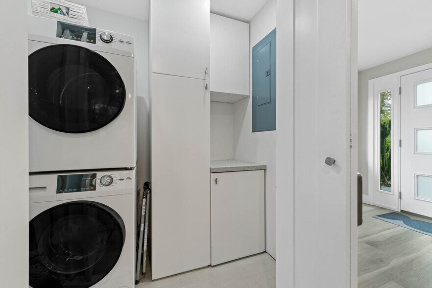 Building Photo - 228 E Harding St