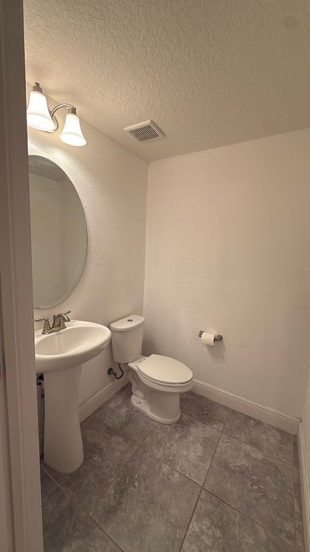 Building Photo - Eagle Creek three bedroom, 2 and half bath...