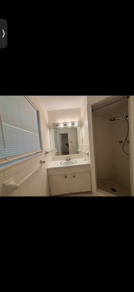 Building Photo - 2102 Elmwood Dr