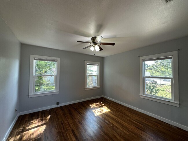 Building Photo - 208 N Bowie St