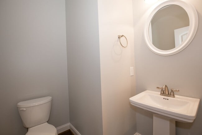 Building Photo - Woodlake Home