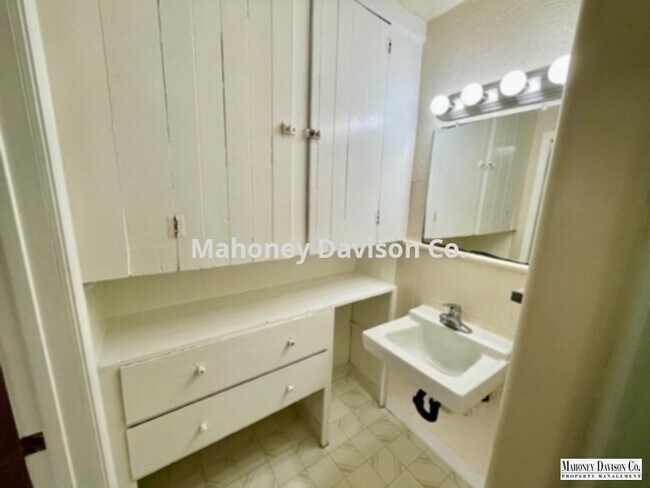 Building Photo - Westside duplex 1 bdrm + den/1 bath, insid...