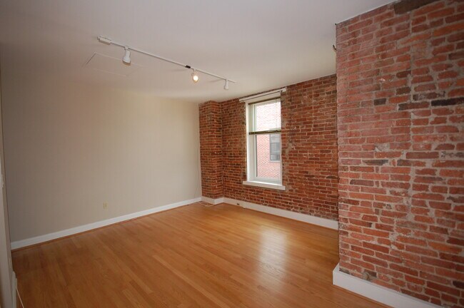 Building Photo - Top-Floor 1BR/1BA in Iconic Dupont Circle ...