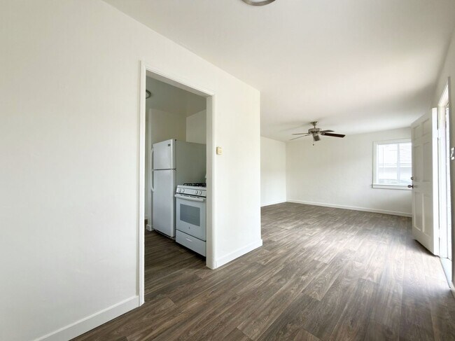 Building Photo - Single Level Cottage Near Downtown!