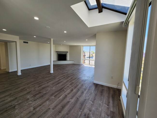 Building Photo - 626 N Isabel St