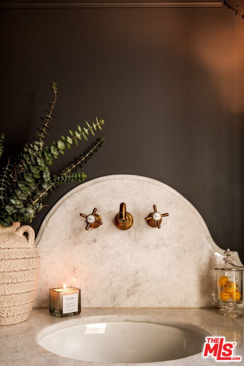 Building Photo - 18875 Pasadero Dr