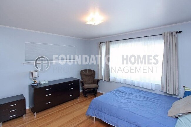 Building Photo - Santa Venetia Charmer 3BD+/2BA-Pool- FOUND...