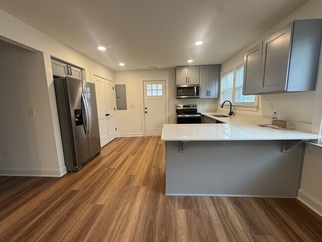 Building Photo - 1020 Hodges Ave