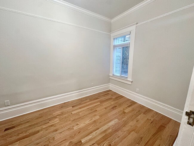 Building Photo - Fully Remodeled, Quiet 2bd/1bth w/Laundry ...