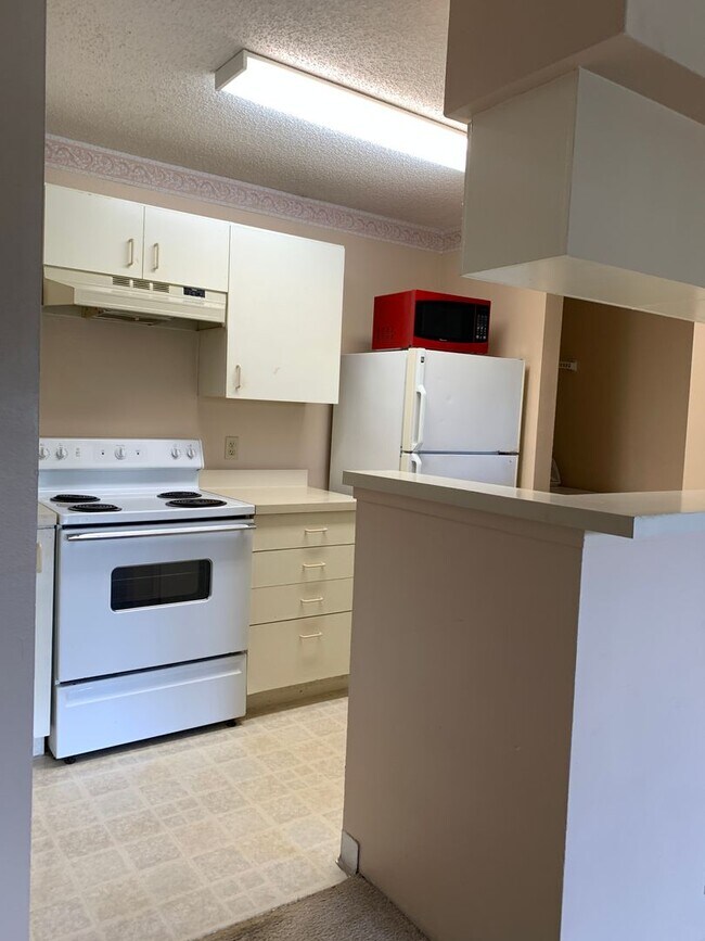 Building Photo - 1/1 3rd Floor with private balcony in gate...