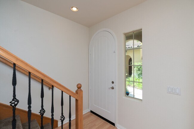 Building Photo - 3 Bedroom Townhome in the Escala Community of Mission Valley