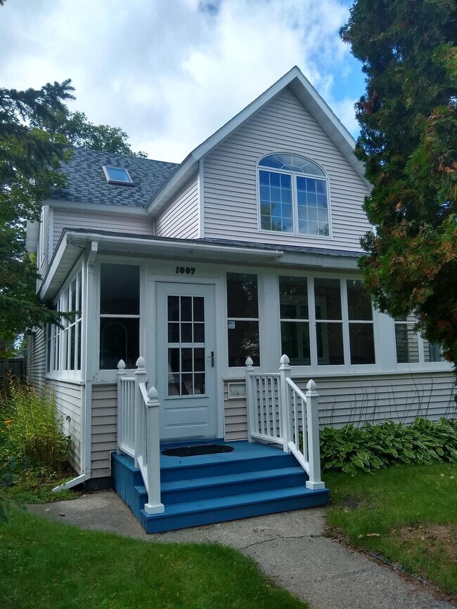 Primary Photo - 1007 Dewey Ave NE