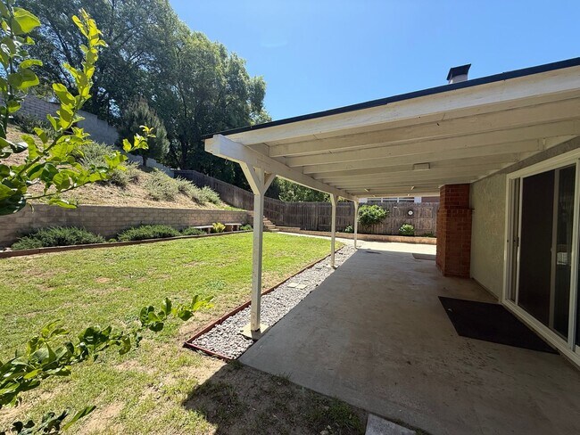 Building Photo - First Time rental in Central Simi Valley, 3 bed, 2 bath