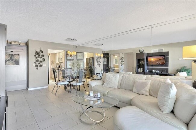 Building Photo - 505 N Riverside Dr