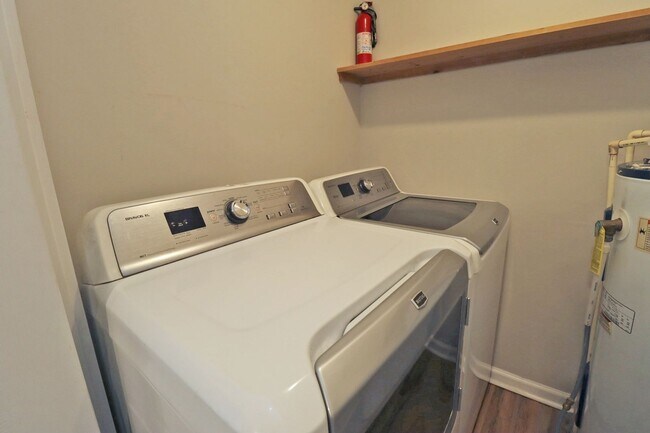 Building Photo - 1 Bedroom, 1 Bathroom Cottage in Heathwood - Available Now!