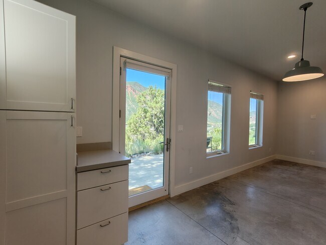 Building Photo - 600 Greenway Dr