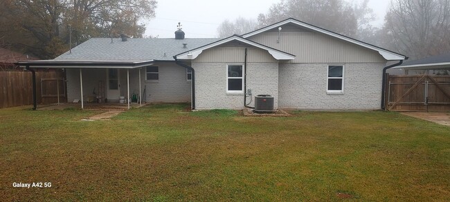 Building Photo - Comfortable 3 Bedroom | 2 Bathroom Home for Rent