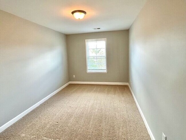 Building Photo - Now Leasing! 4 -bedroom 2.5 bath home in S...