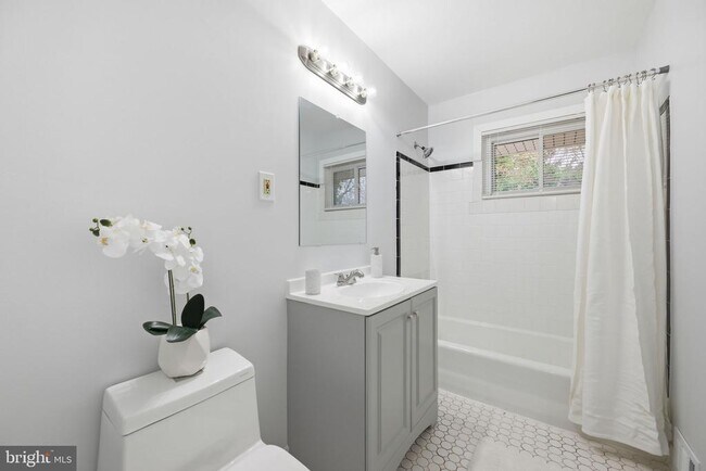 Building Photo - 3908 Braddock Rd