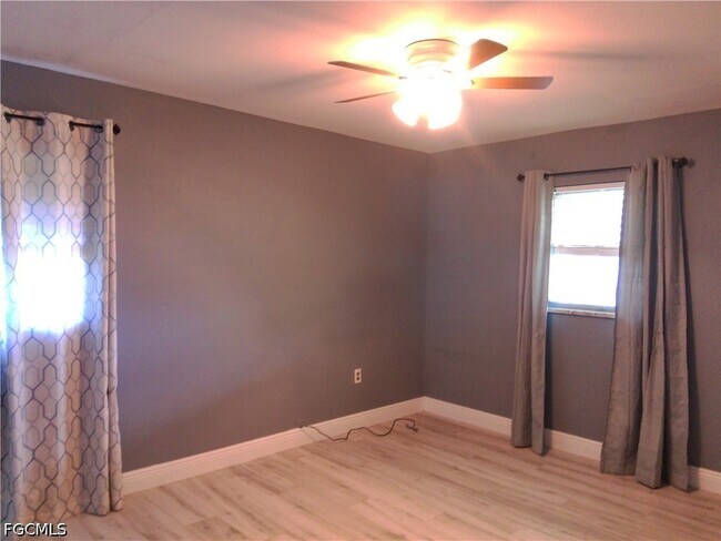Building Photo - 893 Iris Dr