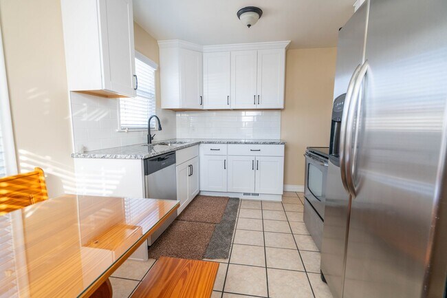 Building Photo - 3 Bed 1.5 Bath Updated Home with Private Fenced Backyard and Mountain Views