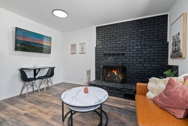 Building Photo - Cozy, Fully Furnished, Two Bedroom Rental-...