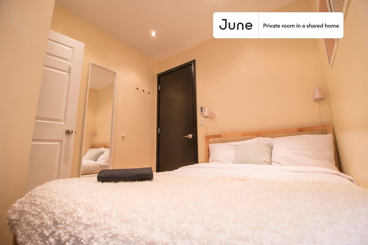 Building Photo - Private bedroom in 4 bed/2 bath Home