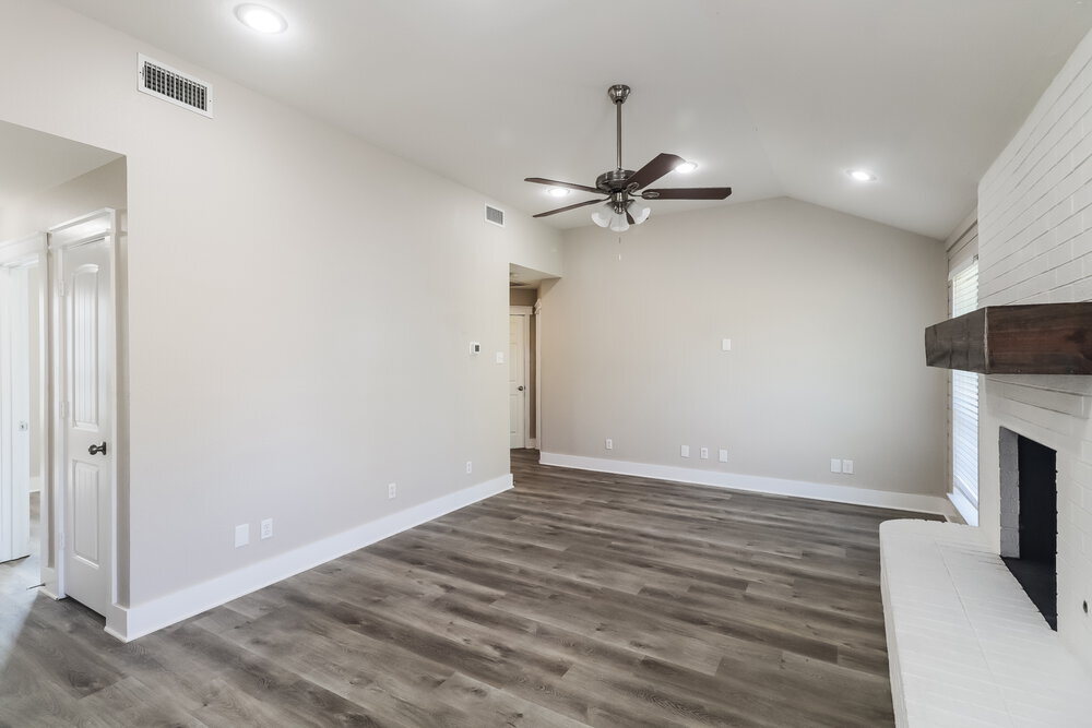 Building Photo - 601 E 6th St