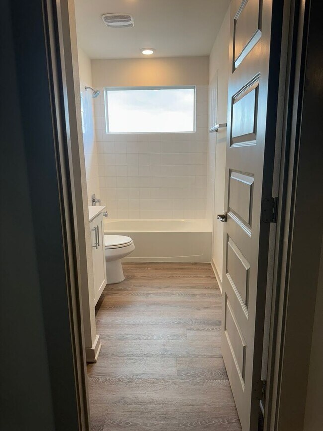 Building Photo - Ready for move-in! Spacious 4-bedroom, 3-b...