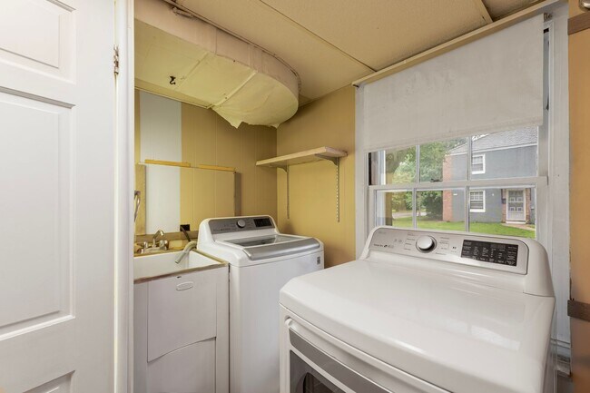 Building Photo - 5598 Butternut Ct