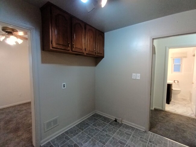 Building Photo - 3 bedroom 1 bathroom on the Westside NOW A...