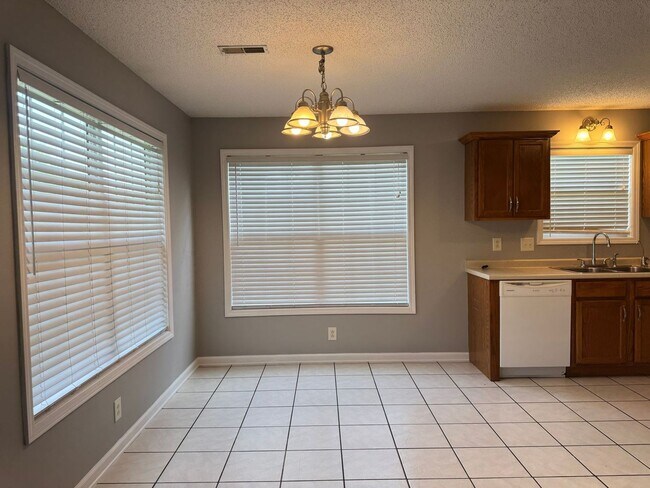 Building Photo - Almost 2000 sq.ft! Super Nice & Clean! 3 B...