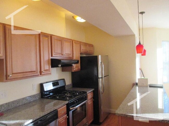 Building Photo - 3 bed in brookline village