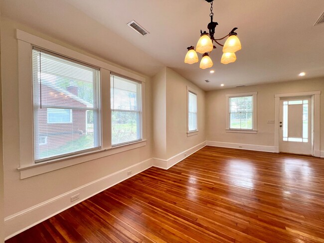 Building Photo - Charming 2 Bedroom Home - All utilities in...